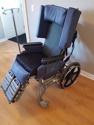 Chauffeur de TSMO accompagnant une personne âgée dans une salle d’attente médicale
