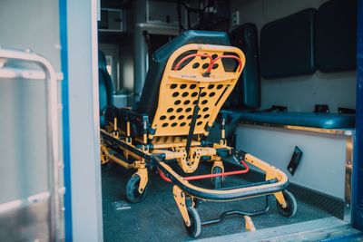 Civière déployée à l’intérieur d’un véhicule de transport médical TSMO