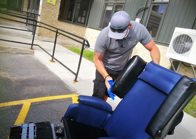Véhicule de transport adapté TSMO stationné devant une résidence à Gatineau