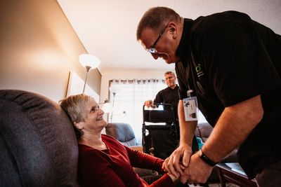Chauffeur de TSMO accompagnant une personne chez elle après son congé d’hôpital