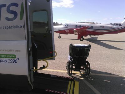 Véhicule adapté TSMO près d’un avion privé sur le tarmac