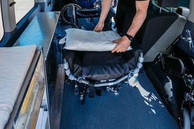Chauffeur de TSMO préparant l’équipement à l’intérieur du véhicule